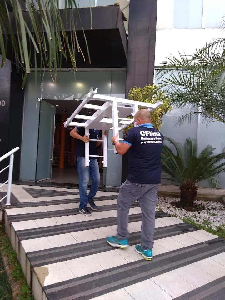 Equipe da CFlima carregando móveis para o caminhão
