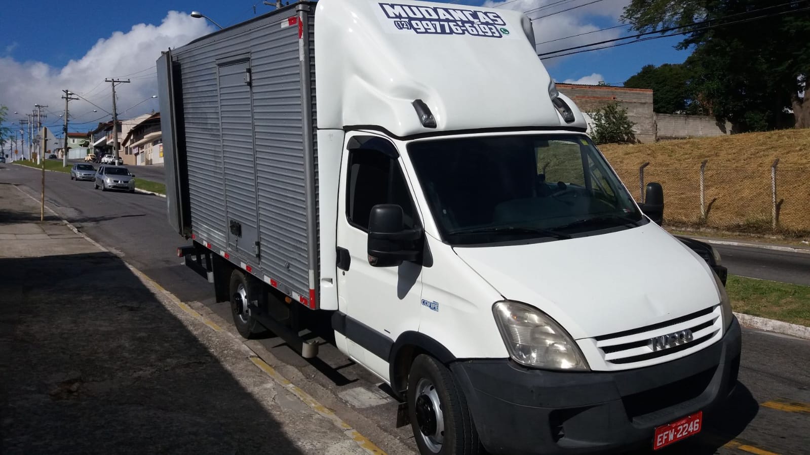 Caminhão baú branco da CFlima estacionado na rua