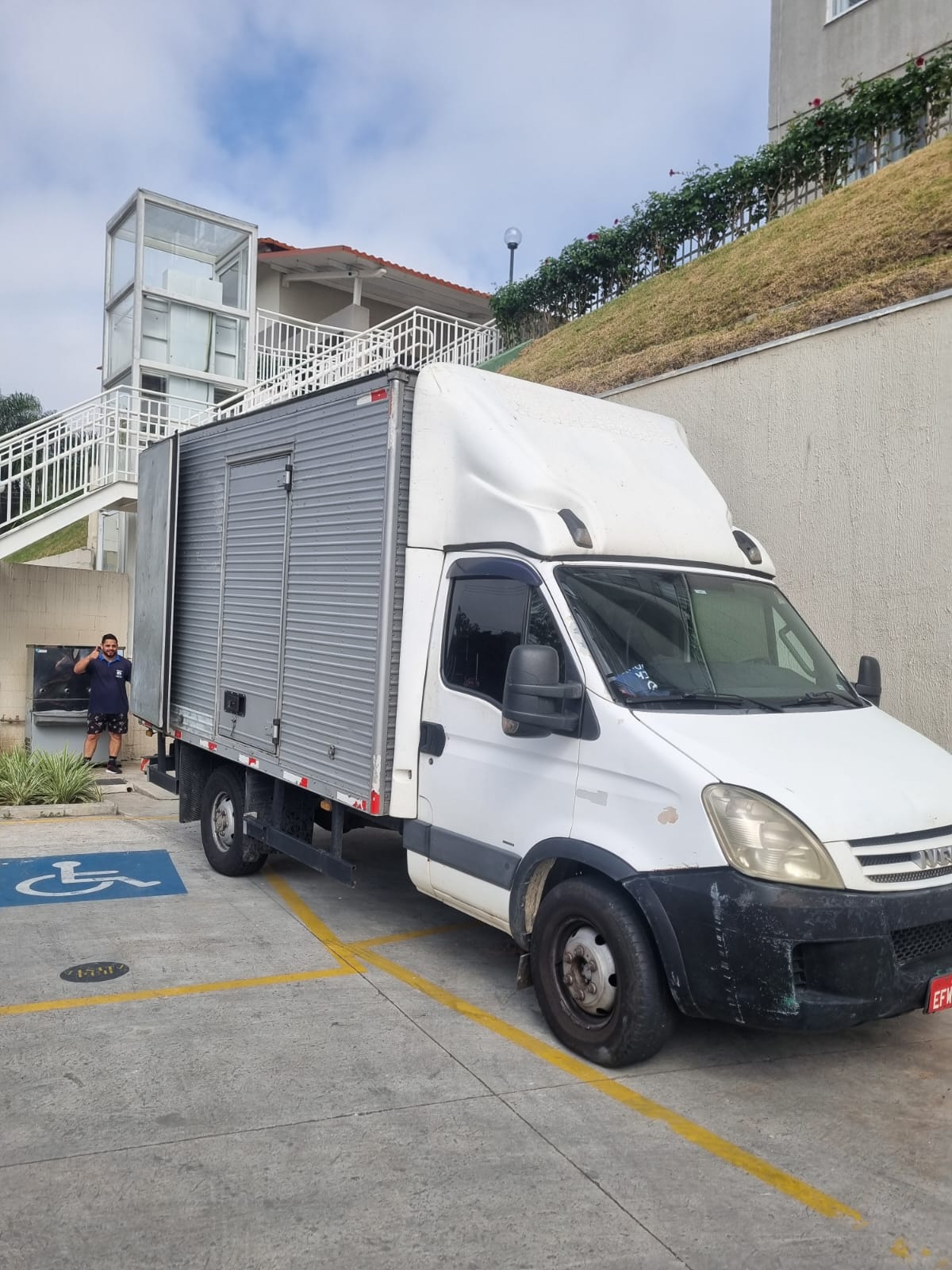Caminhão baú da CFlima visto de frente