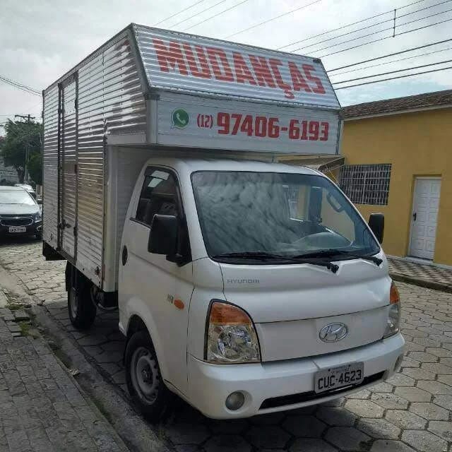 Caminhão pequeno da CFlima usado em fretes rápidos