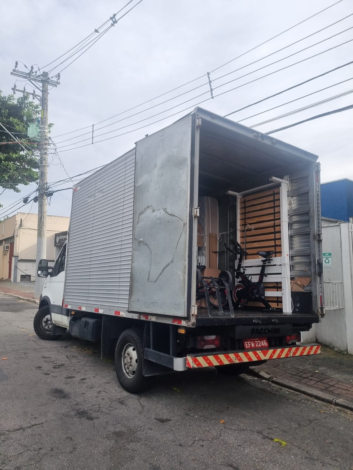 Baú do caminhão aberto com móveis organizados e amarrados