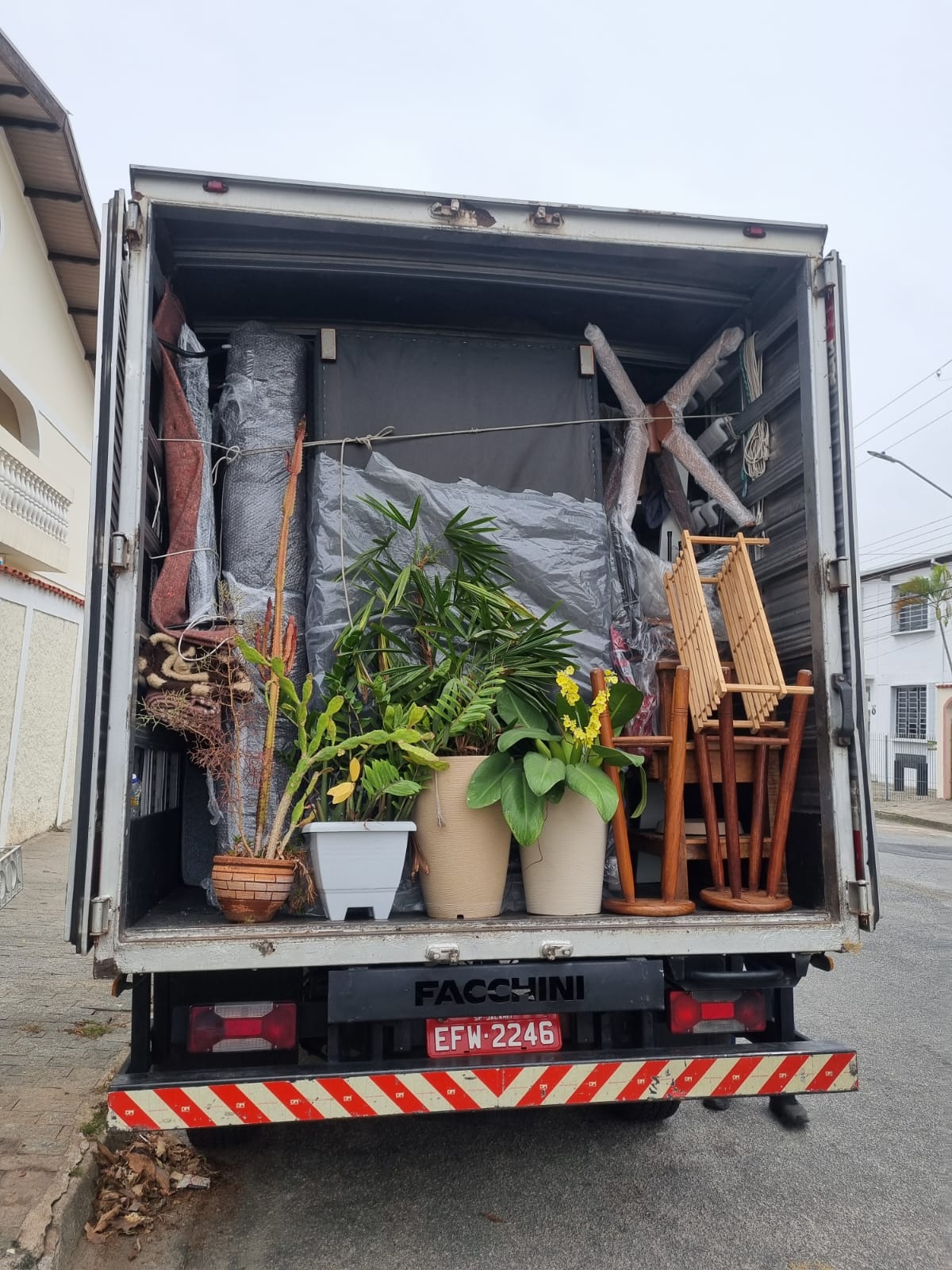 Interior do baú com móveis protegidos e organizados